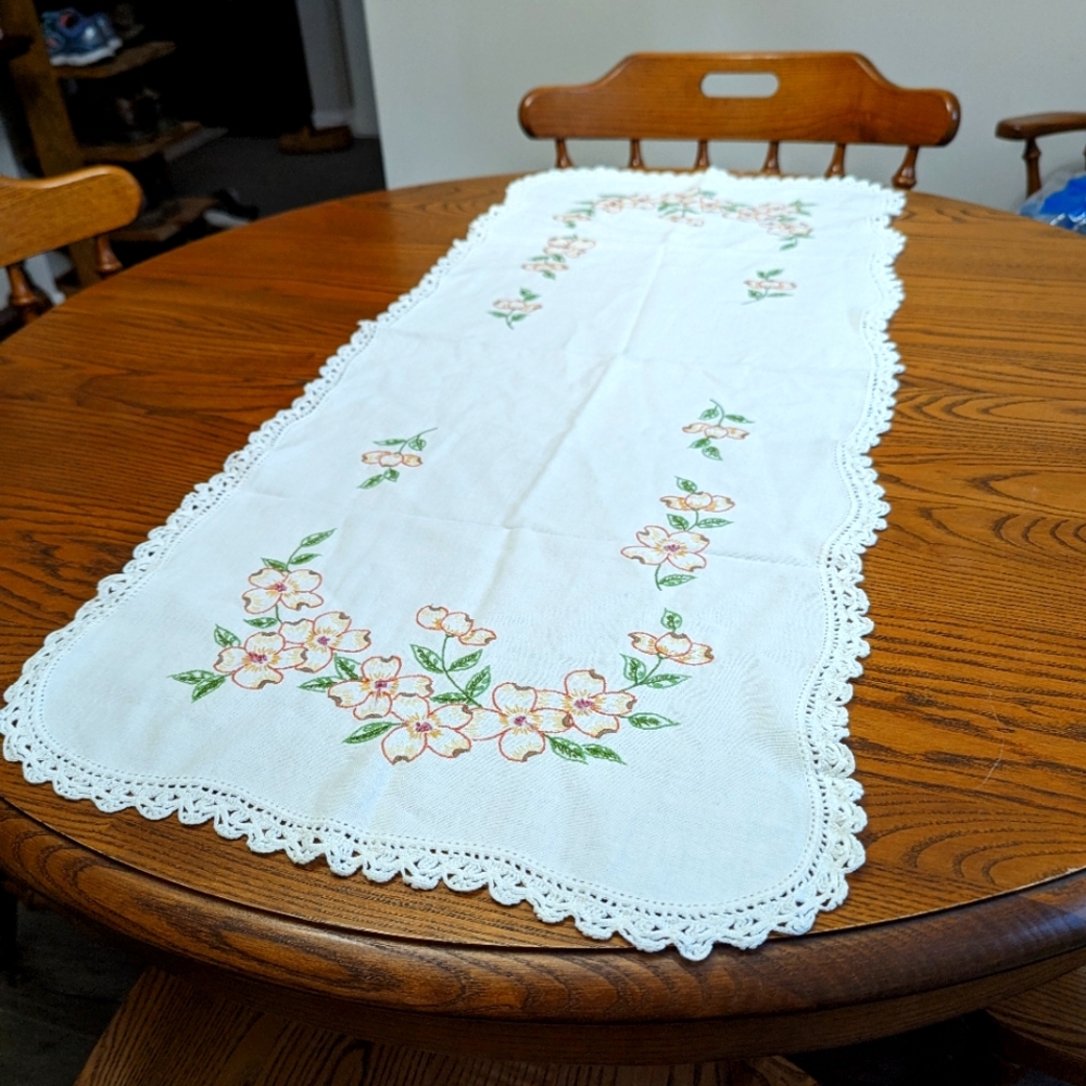 Table Runner Embroidery, cotton with crochet lace edging. EUC. vintage. Floral.